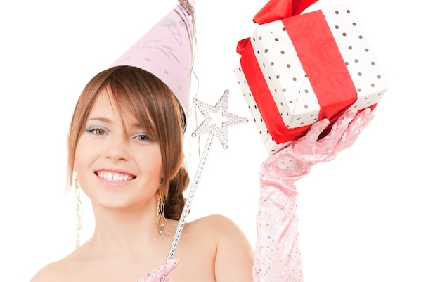 felice ragazza festaiola con bacchetta magica e confezione regalo