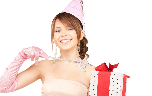 felice ragazza festaiola con bacchetta magica e confezione regalo