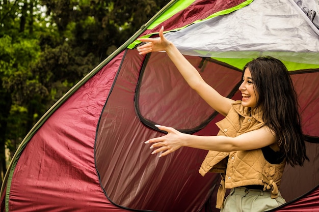 Felice ragazza seduta presso la tenda