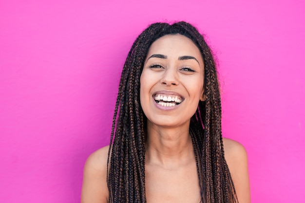 Felice razza mista giovane donna sorridente sulla macchina fotografica - Bella ragazza africana - concetto di felicità