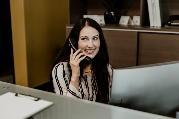 Felice receptionist al telefono