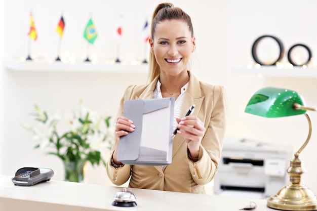 felice receptionist che lavora in hotel