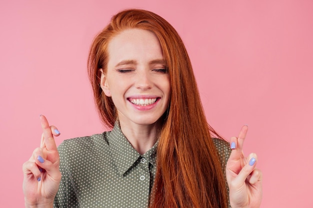 Felice redhair donna zenzero in studio sfondo sentimento cuore grazie