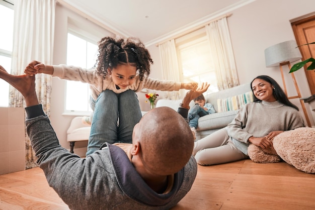 Felice relax e aeroplano con la famiglia sul pavimento del soggiorno per supporto divertente e libertà Sorridi felicità e giovinezza con il padre che gioca con il bambino a casa per la cura, la fiducia e il legame insieme