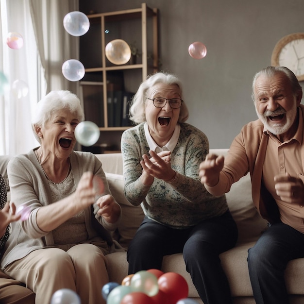 Felice risata e amici anziani su un divano che giocano insieme nel soggiorno di una casa