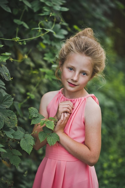 Felice ritratto di un bambino in giardino 6656