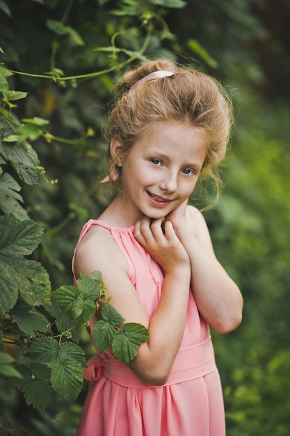 Felice ritratto di un bambino in giardino 6662