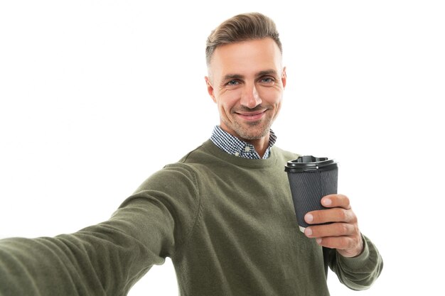 felice selfie uomo con caffè isolato su bianco selfie uomo con caffè in studio selfie uomo con caffè sullo sfondo foto di selfie uomo con caffè