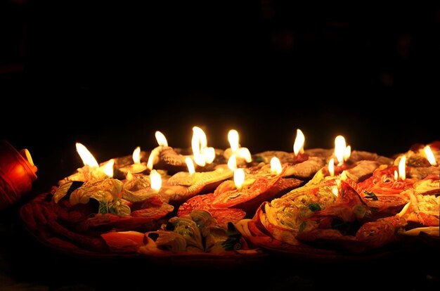 Felice sfondo della celebrazione di Diwali con lampade tradizionali