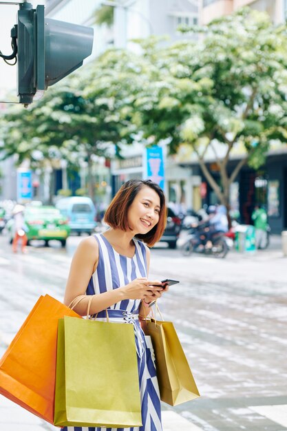 Felice shopping con il telefono cellulare