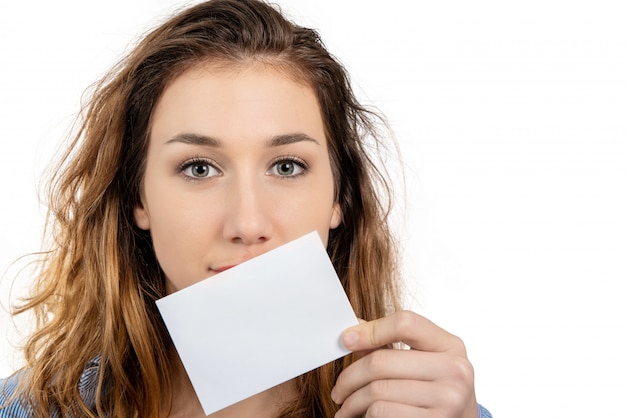 Felice sorridente bella giovane donna che mostra cartello bianco o c