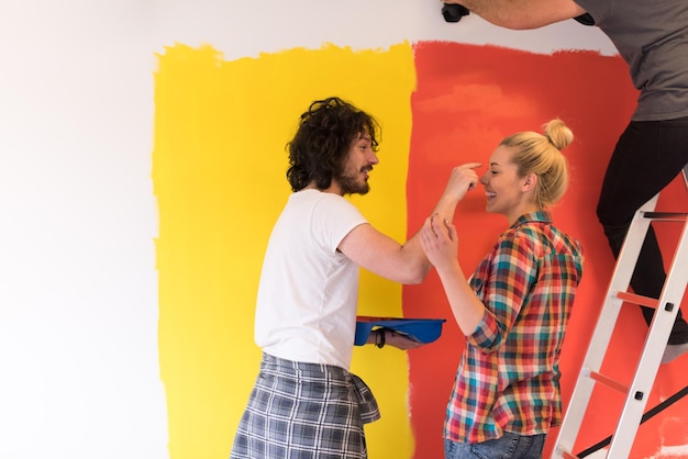 felice sorridente coppia giovane pittura parete interna della nuova casa