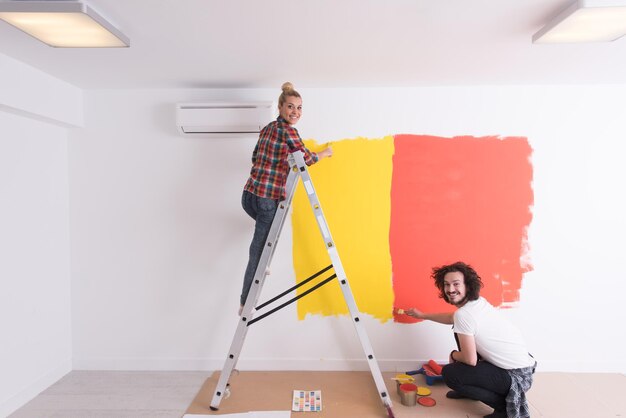 felice sorridente coppia giovane pittura parete interna della nuova casa