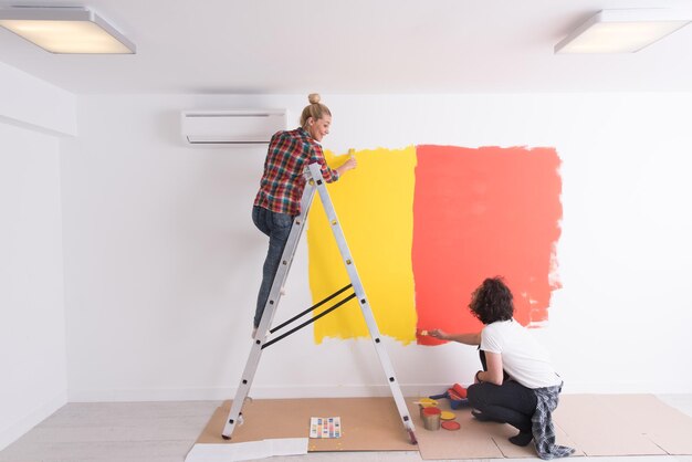 felice sorridente coppia giovane pittura parete interna della nuova casa