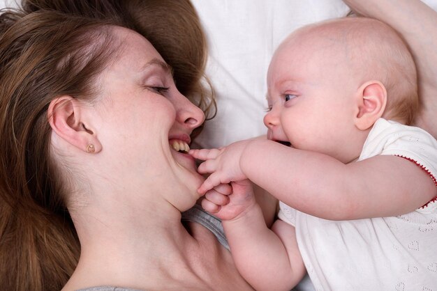 Felice sorridente giovane madre con bambino piccolo Closeup ritratto Concetto di maternità