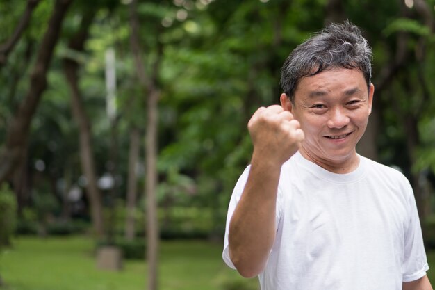 Felice sorridente in buona salute senior o uomo di mezza età, il benessere o il concetto di stile di vita sano