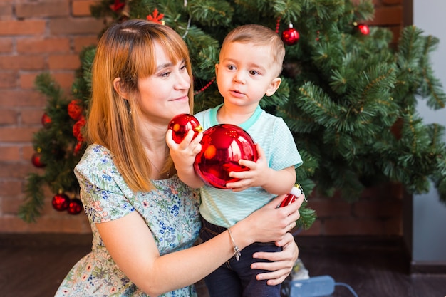 Felice sorridente madre e bambino a casa per celebrare il Natale