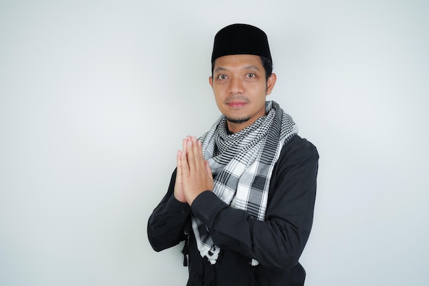 Felice sorridente uomo musulmano asiatico in turban arabo sorban in piedi con il gesto di saluto Eid e