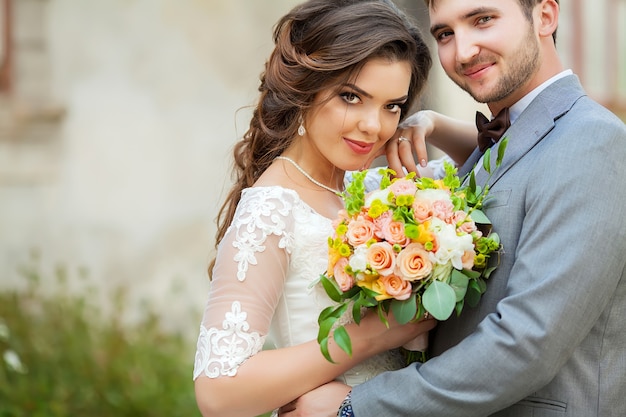 Felice sposa e sposo al loro matrimonio