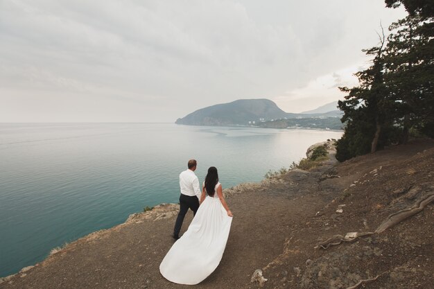 Felice sposa e sposo al loro matrimonio