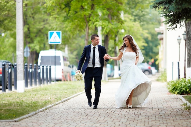 Felice sposa e sposo su una strada cittadina.