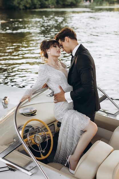 Felice sposa e sposo su uno yacht che viaggiano insieme in una calda giornata estiva