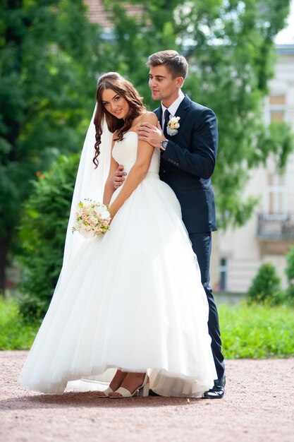 Felice sposo e sposa all'aperto nel parco