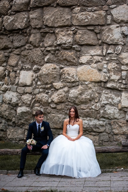 Felice sposo e sposa il giorno del matrimonio