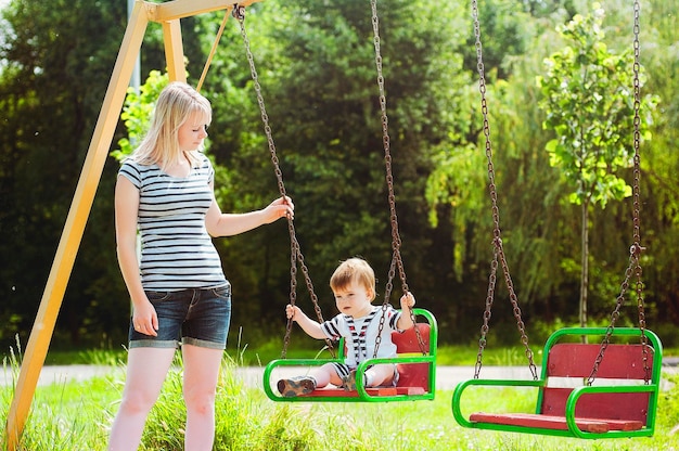 Felice stile di vita familiare, vacanze. Madre, padre, bambina che cammina in città, parco verde. natura morta