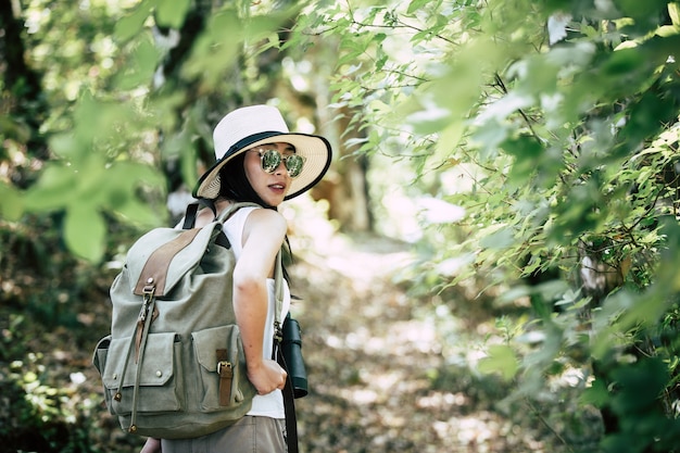 Felice turista femminile di viaggiare in selvaggio escursione durante le vacanze