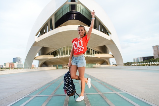 Felice turista femminile nella Città delle Arti e delle Scienze di Valencia