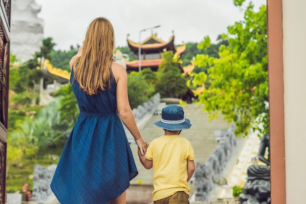 Felice turisti mamma e figlio a Pagoda. Viaggio in Asia concetto. Viaggiare con un concetto di bambino