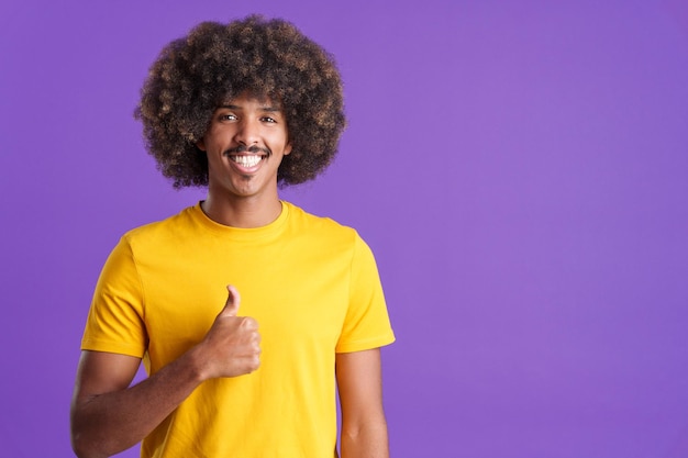 Felice uomo africano gesturing accordo alzando un pollice in su