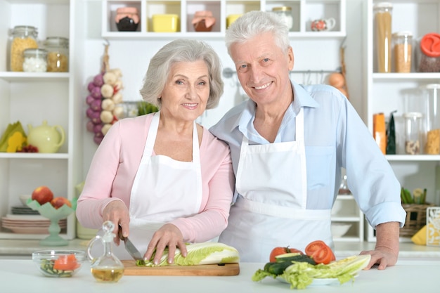 Felice uomo anziano e donna in cucina