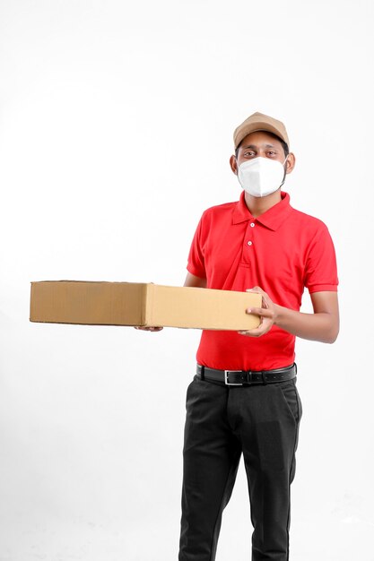 Felice uomo asiatico in t-shirt e berretto con scatola vuota isolata su sfondo bianco, concetto di servizio di consegna Delivery