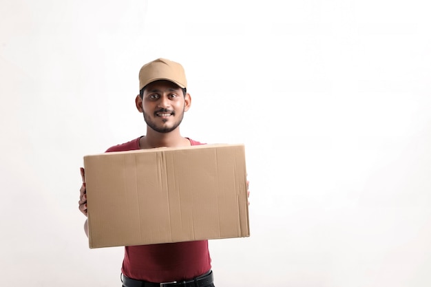 Felice uomo asiatico in t-shirt e berretto con scatola vuota isolata su sfondo bianco, concetto di servizio di consegna