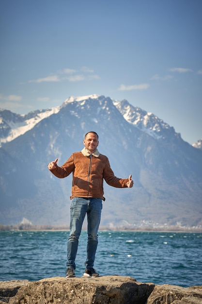 felice uomo brutto in svizzera lago lemano