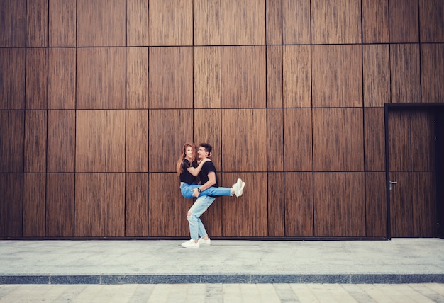 Felice uomo che porta la sua ragazza