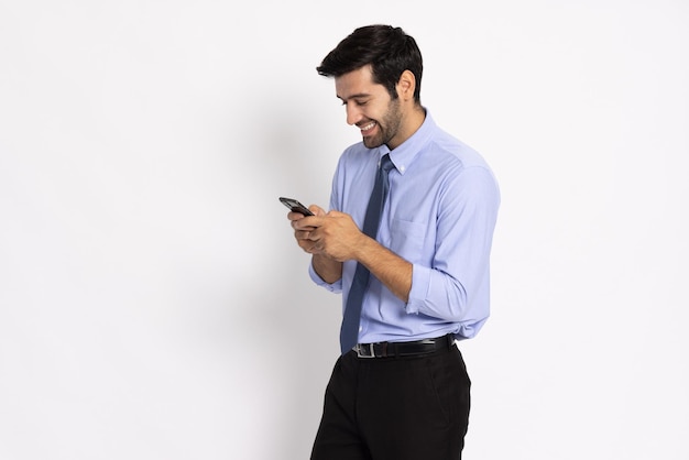 Felice uomo d'affari caucasico digitando o utilizzando il telefono cellulare isolato su sfondo bianco