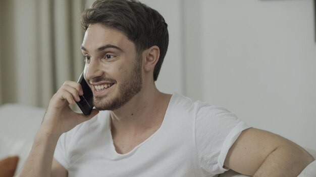 Felice uomo d'affari che chiama il telefono a casa La persona di successo gode della vittoria aziendale