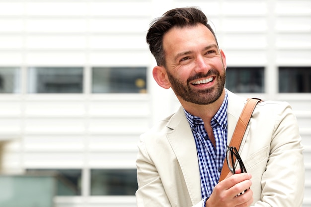 Felice uomo maturo con la barba all&#39;aperto