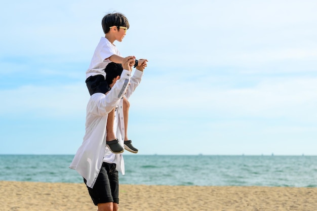 Felice viaggio di famiglia asiatica in spiaggia in vacanza