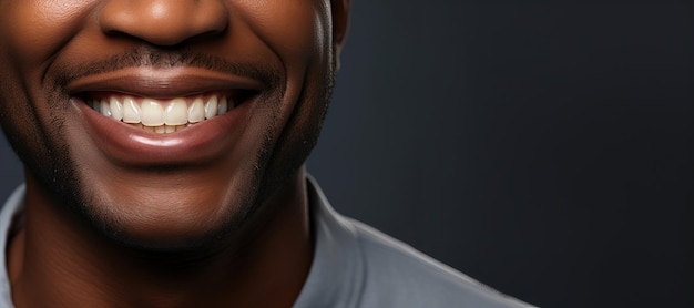 Felicemente sorridente afro-americano giovane con denti perfettamente bianchi e uniformi Bocca sorridente da vicino Immagine con spazio di copia