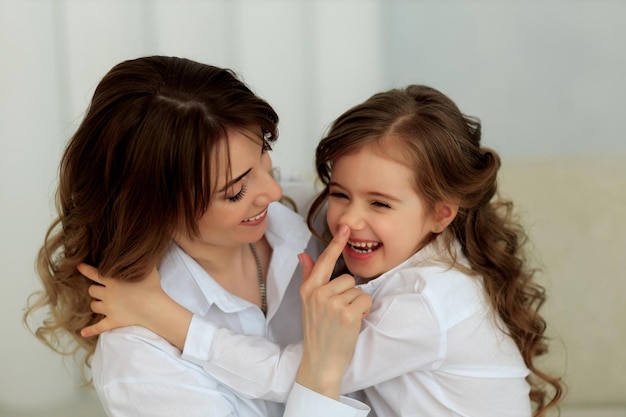 Felici abbracci di una bellissima mamma e delle sue affettuose figlie