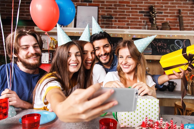 Felici amici multiculturali con accessori per feste