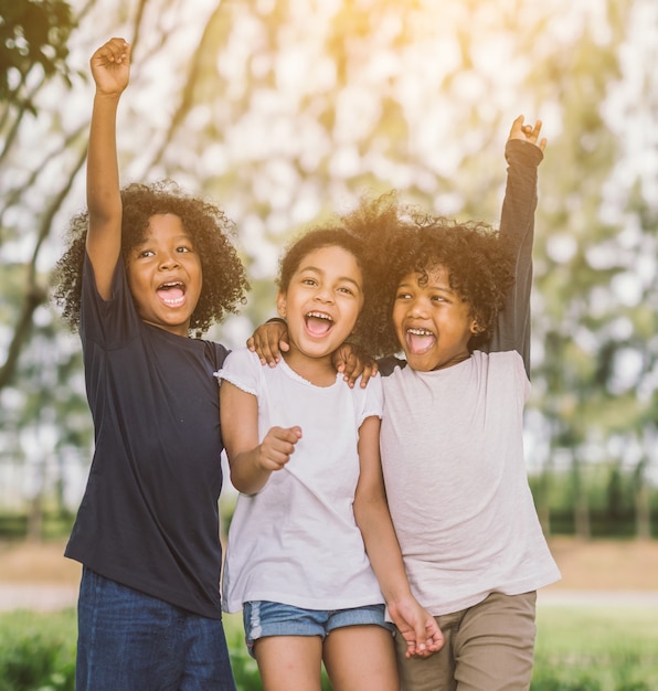 Felici bambini piccoli gioiosamente allegro e ridendo. Concetto di felicità ,.