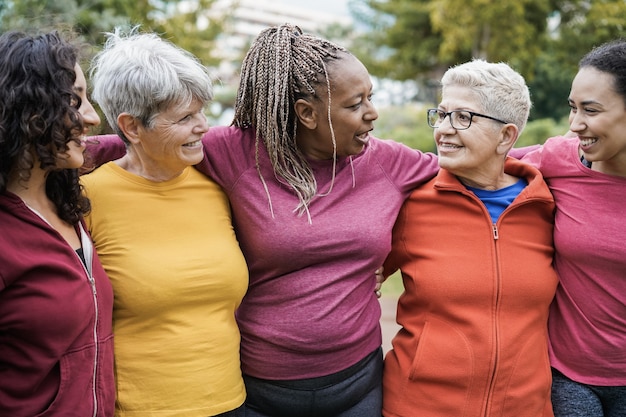 Felici donne multigenerazionali che si divertono insieme dopo l'allenamento sportivo all'aperto