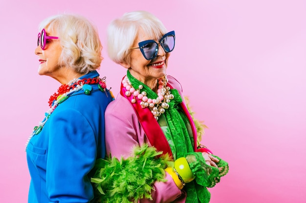Felici e divertenti vecchie signore con abiti alla moda ritratto su sfondo colorato Nonne giovani con concetti di stile stravaganti sull'anzianità di vita e sugli anziani
