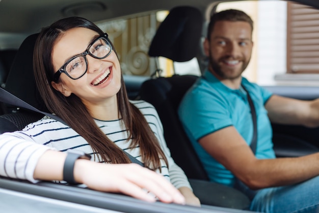 Felici insieme. L'attenzione si concentra su una splendida giovane donna seduta sul sedile anteriore