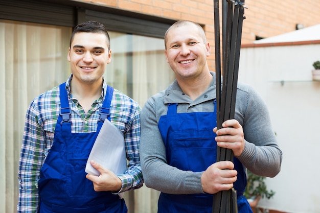 Felici lavoratori professionisti in uniforme